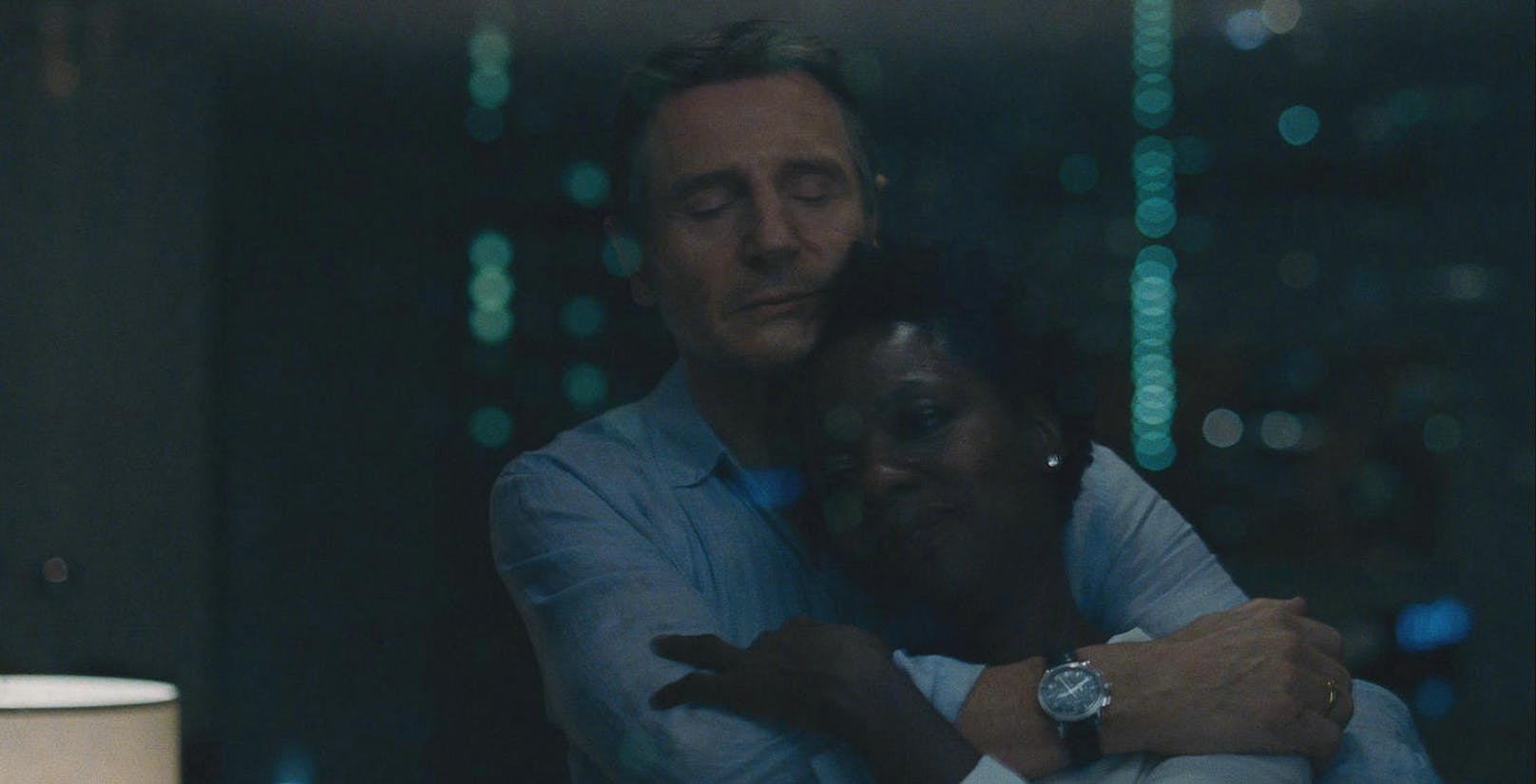 Die große Liebe zwischen Harry Rawlings (Liam Neeson) und Veronica (Viola Davis) endet, als sein Auto auf der Flucht in die Luft fliegt und die ganze Verbrecherbande auf einen Schlag ausschaltet