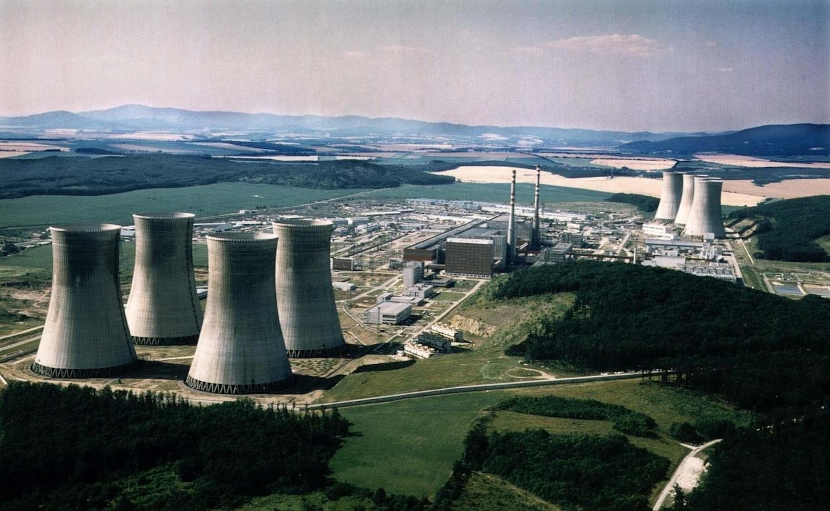 Luftbildaufnahme des Atomkraftwerkes Mochovce in der Slowakei (undatiertes Archivbild)