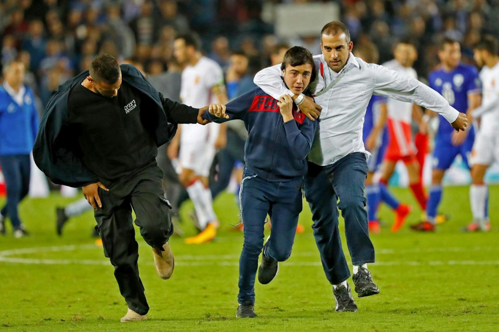 Flitzer stürmten gegen Spanien das Spielfeld. Einige wollten nur ein Selfie, einer soll mit einem Messer bewaffnet gewesen sein.