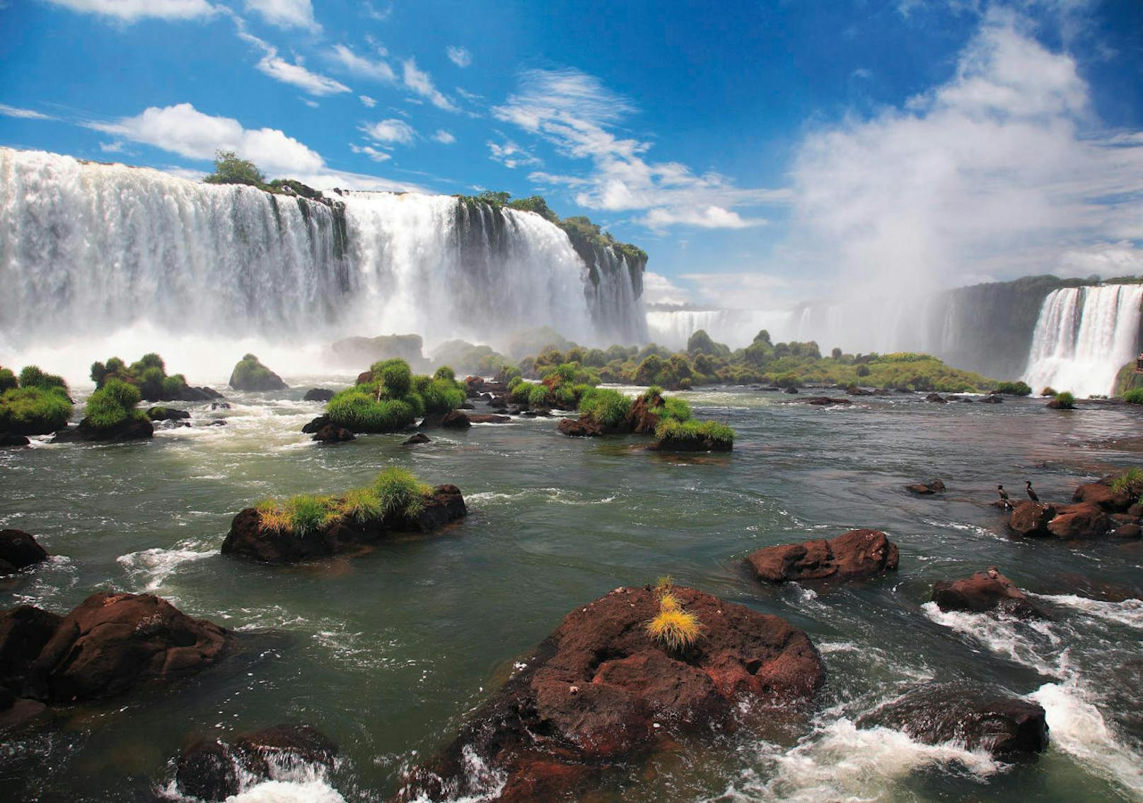 <b>4. Eintauchen in das lustvolle Südamerika</b>

Eine Hochzeitsreise nach Argentinien und Brasilien bedeutet ein Eintauchen in eine andere Welt. Teilen Sie diese Erfahrung, Hand in Hand, mit Ihrem Liebsten. Hier regiert die Vielfalt vom bunten Trubel von Buenos Aires bis zu den spektakulären Iguazú-Wasserfällen und den unzähligen Kanälen des Paraná-Delta, mit ihren hunderten von Inseln und der üppigen Vegetation. Highlights wie die Zahnradbahnfahrt durch den Tijuca Regenwald und Weinverkostungen in Mendoza lassen zwei Herzen höherschlagen. Kulinarisches Highlight für zwei Verliebte: Man teilt gemeinsam ein Asado ? jene herrliche Grillmahlzeit, für die das Land berühmt ist. Und wer danach noch fit ist, kombiniert Argentinien mit einem Trip nach Rio de Janeiro und genießt dort Zuckerhut und Samba in einem fulminanten Finale.