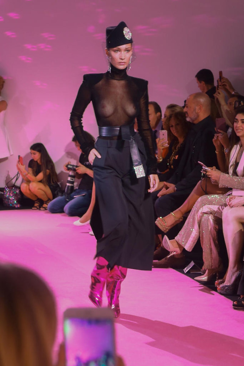 Platz 9: Bella Hadid ist mit 21 Jahren die jüngste Top-Verdienerin in der Liste. Ihr stressiges Jahr mit Engagements für mehr als ein Dutzend Top-Brands brachten ihr ein Einkommen von 6 Millionen Dollar ein.