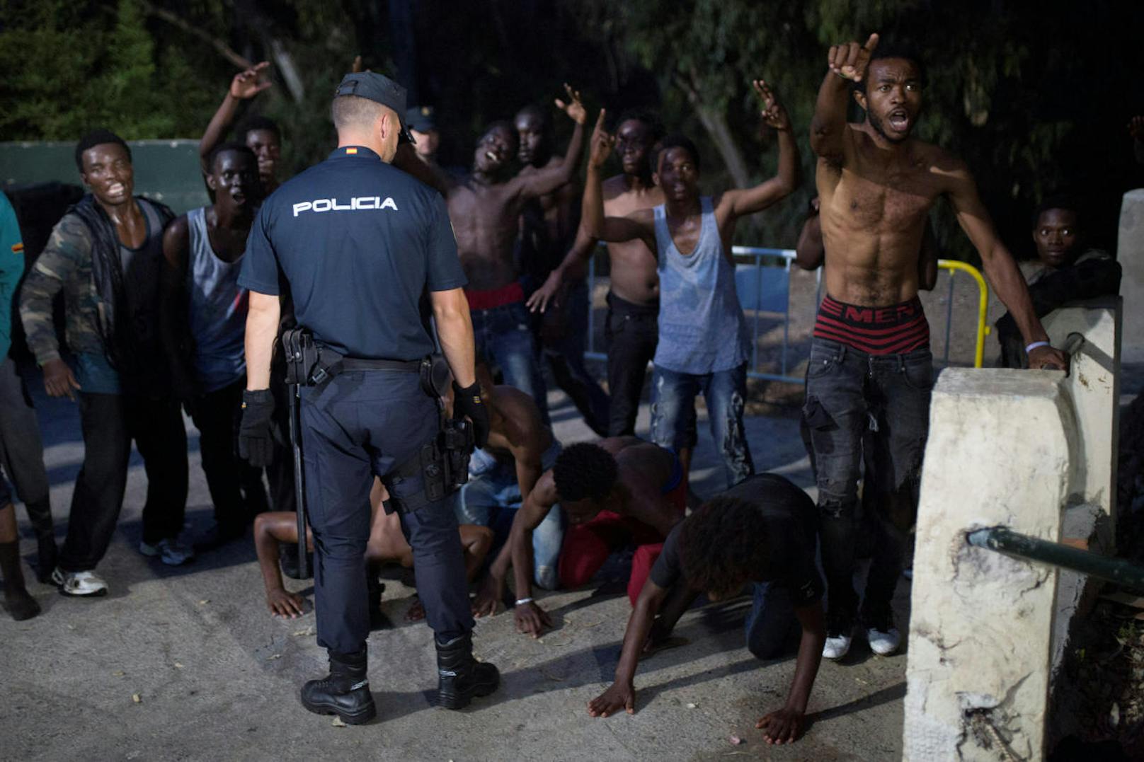Die Polizei berichtet von einer Gruppe von bis zu 600 Migranten, die die Zäune überwunden habe. (Bild aus dem Jahr 2017)