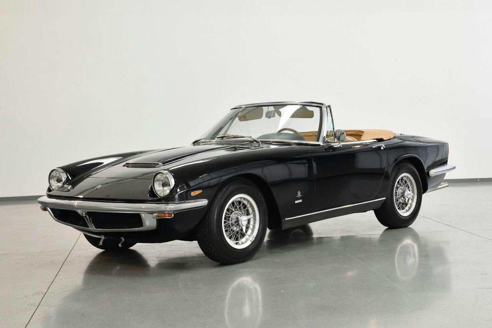 1966 Maserati Mistral Spyder 3700;
Laufleistung: 58.122 km (abgelesen), Hubraum: 4.014 ccm/R6, Leistung: 255 PS, Getriebe: 5-Gang