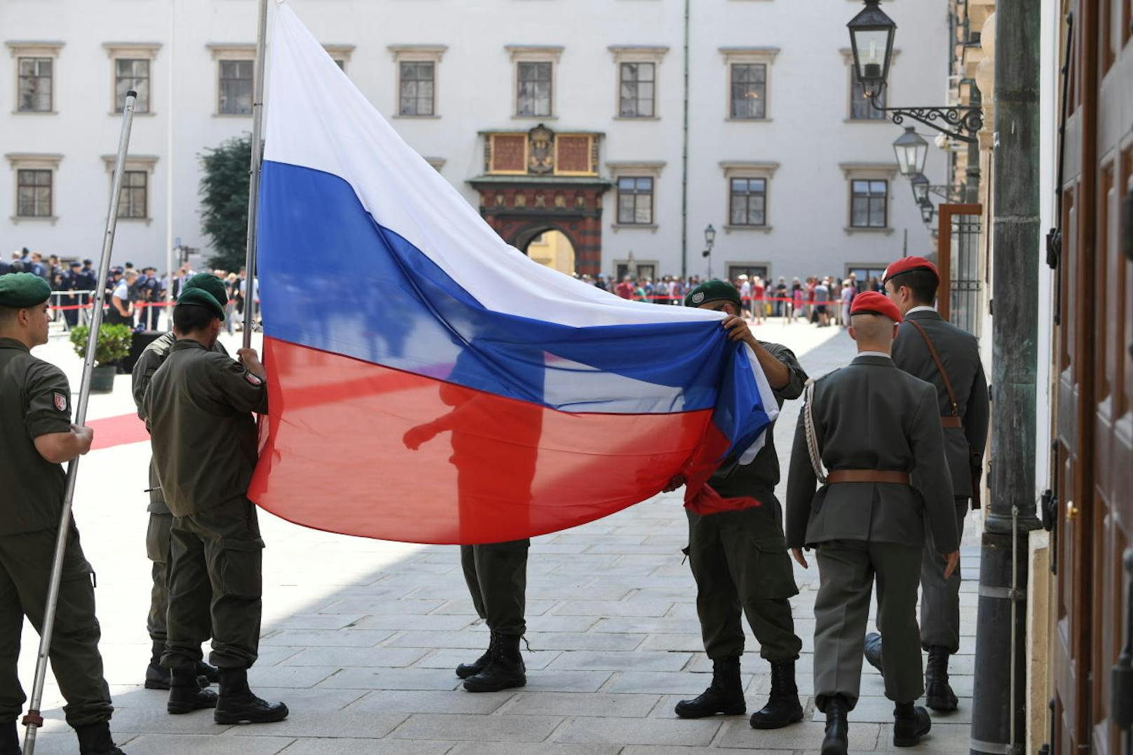 Die Gardisten des Bundesheers bei den Vorbereitungen auf die große Begrüßungszeremonie für Russlands Präsident Wladimir Putin.