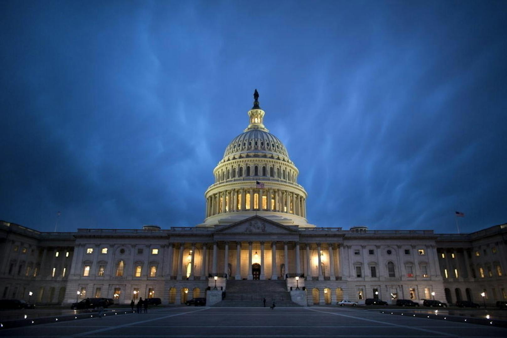 Der Kongress besteht aus zwei Kammern: Dem Repräsentantenhaus und dem Senat. Beide haben ihren Sitz im Kapitol in Washington.
