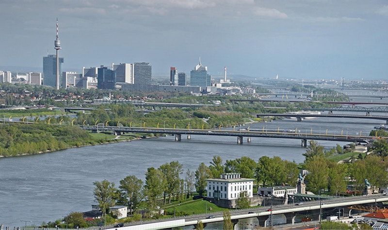 Die Nordbrücke führt über die Donau und verbindet den 20. und den 21. Bezirk. 