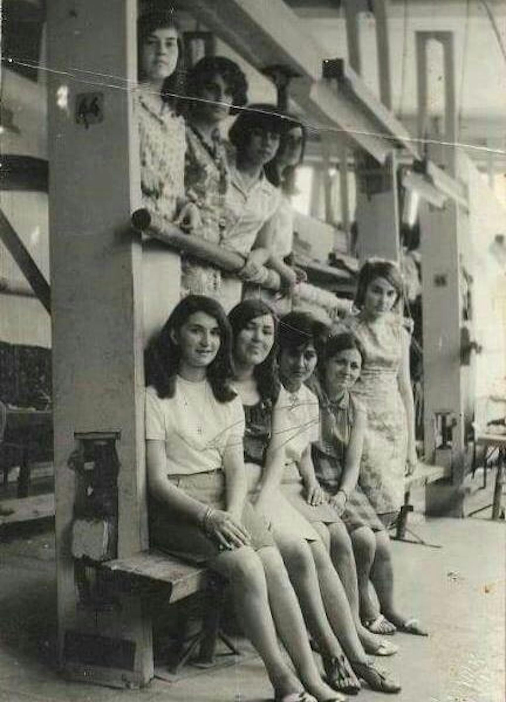 Die Mitarbeiterinnen der Hereke-Teppich-Fabrik im türkischen Izmit kamen im Jahr 1967 in kurzen Röcken zur Arbeit.