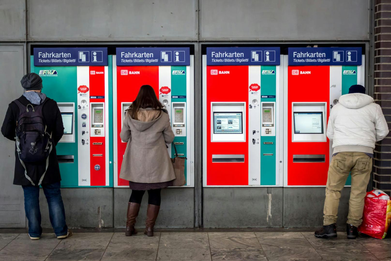 Fahrscheinautomaten haben mit ziemlicher Sicherheit bald ausgedient. Bahn und Bus setzen eben auf "mobil". E-Tickets werden den Papierfahrschein ablösen. 