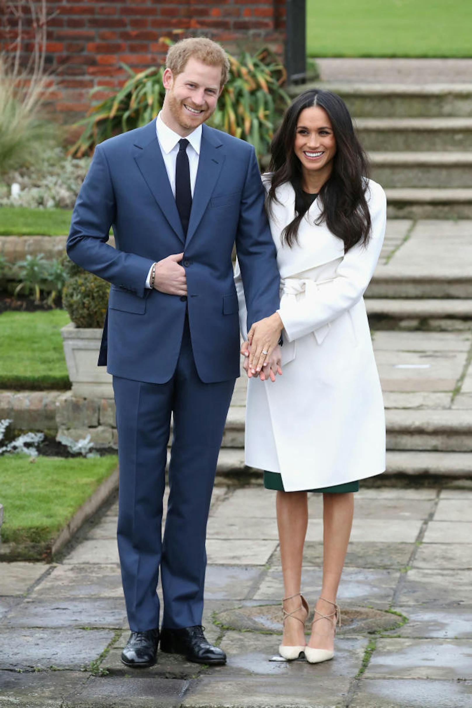 Für ihren ersten offiziellen royalen Auftritt wählte die 36-jährige Schauspielerin ein Outfit in Grün und Weiß. Wir verraten, was die zukünftige Frau von Prinz Harry trug und wo man es noch kaufen kann.