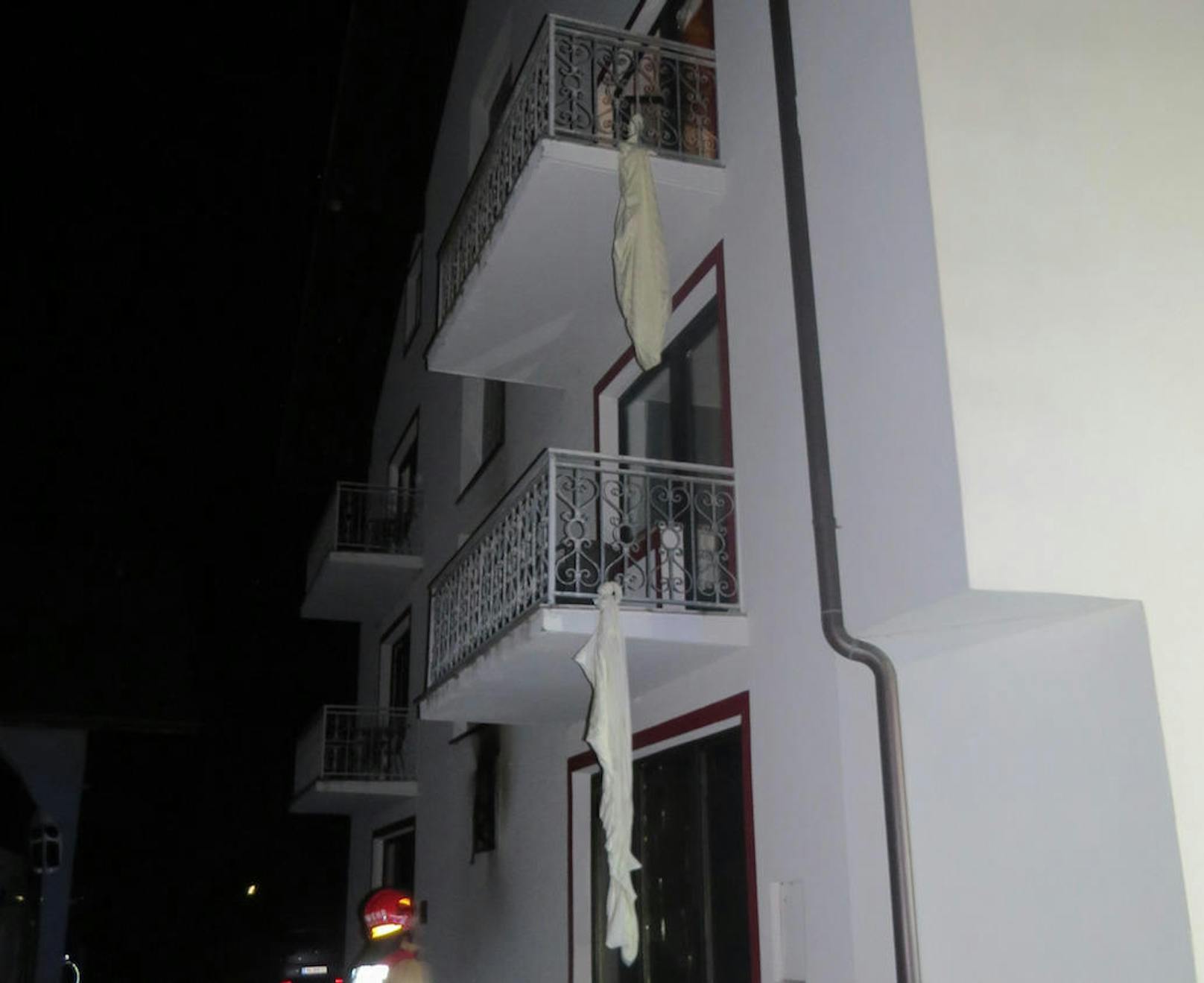 Mit Leintüchern seilte sich ein Gast vom Balkon aus dem zweiten Stock ab.