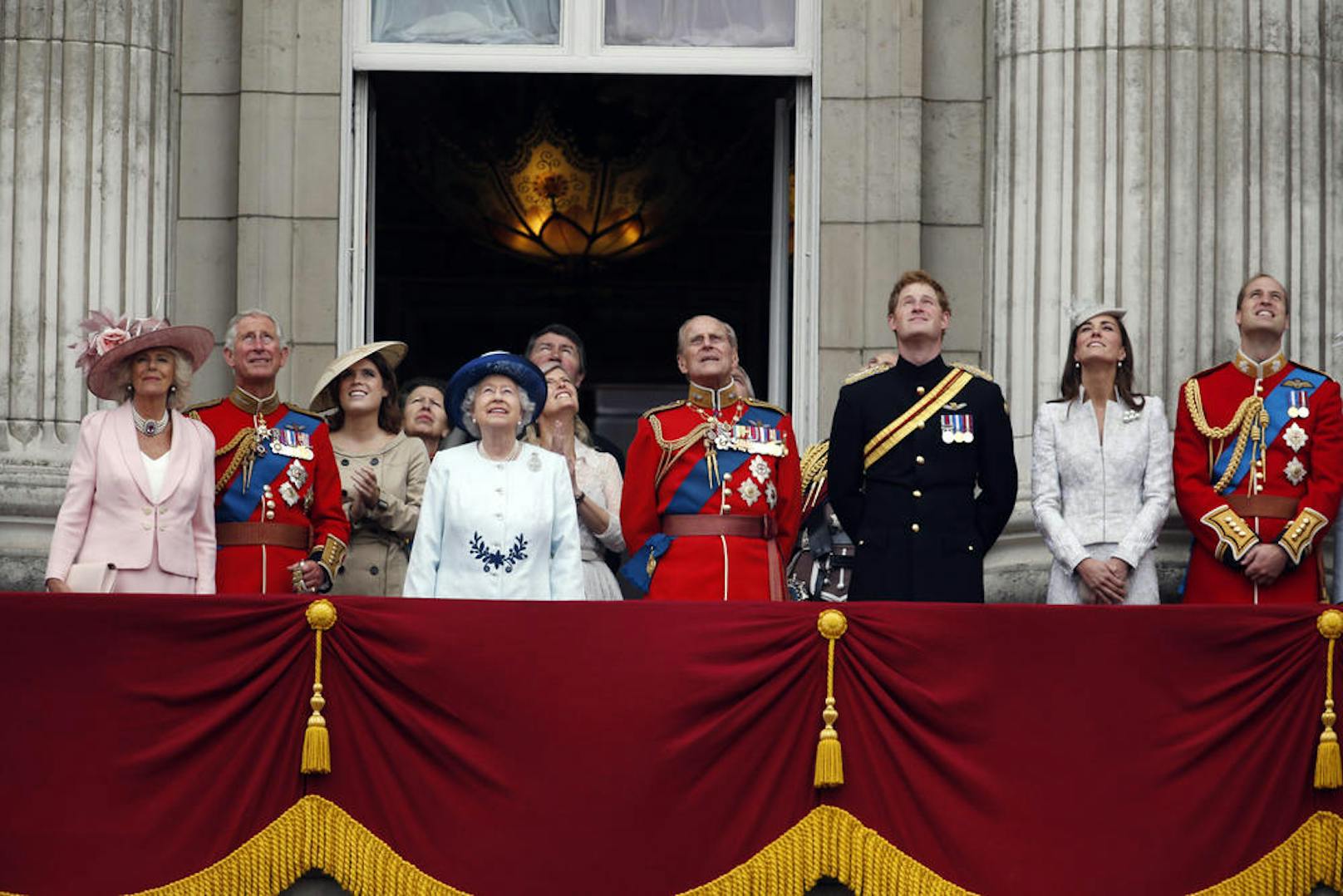 Blick nach oben: (v.l.n.r.) Camilla, die Duchess of Cornwall, Prince Charles, Princess Eugenie, Princess Anne, Sophie, die Countess of Wessex, Tim Lawrence, Prince Philip, Prince Harry, Kate, die Duchess of Cambridge und Prince William