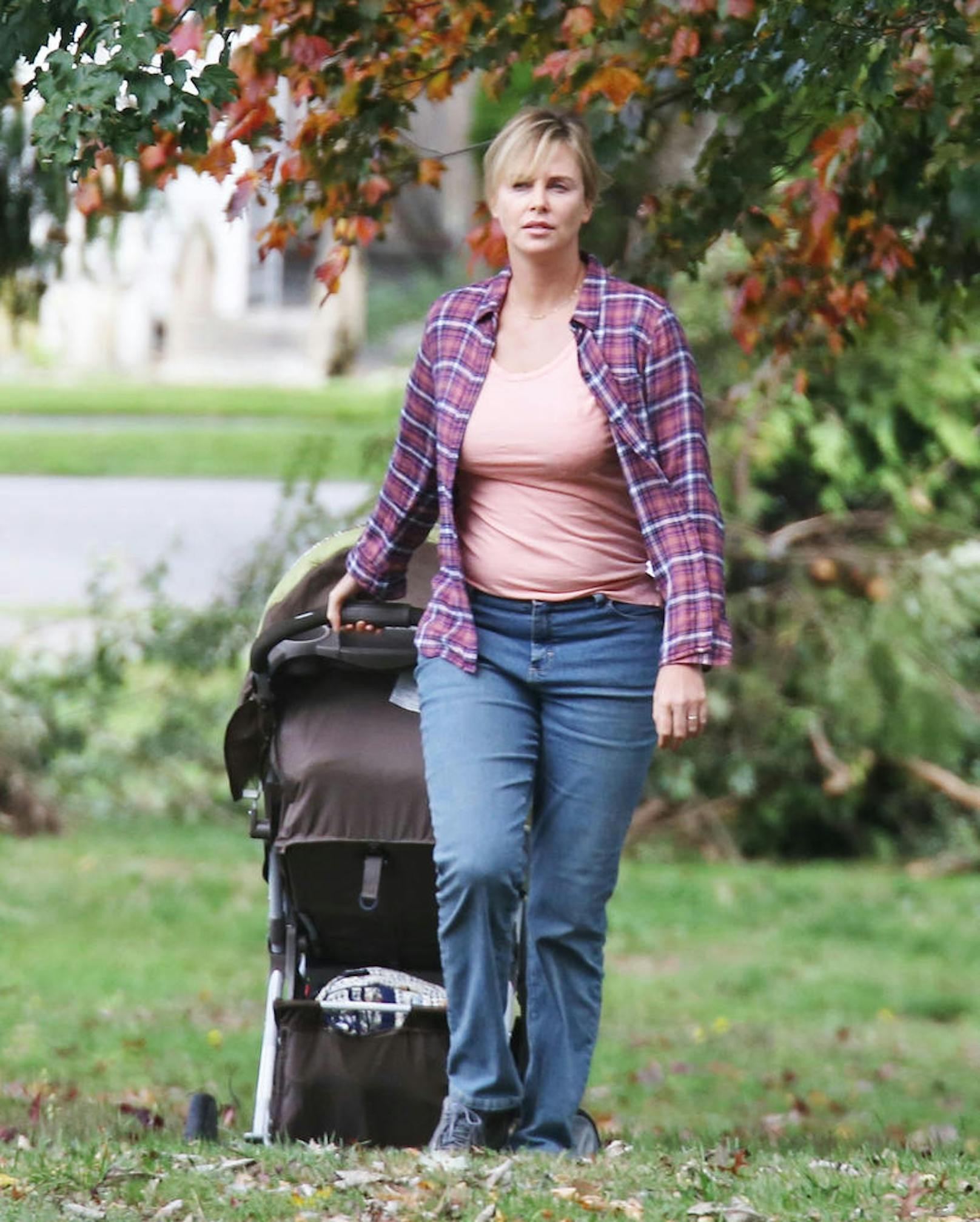 Charlize Theron futterte sich für ihre Rolle einer dreifachen Mutter in ihrem Film "Tully" 15 Kilo auf die Hüften.