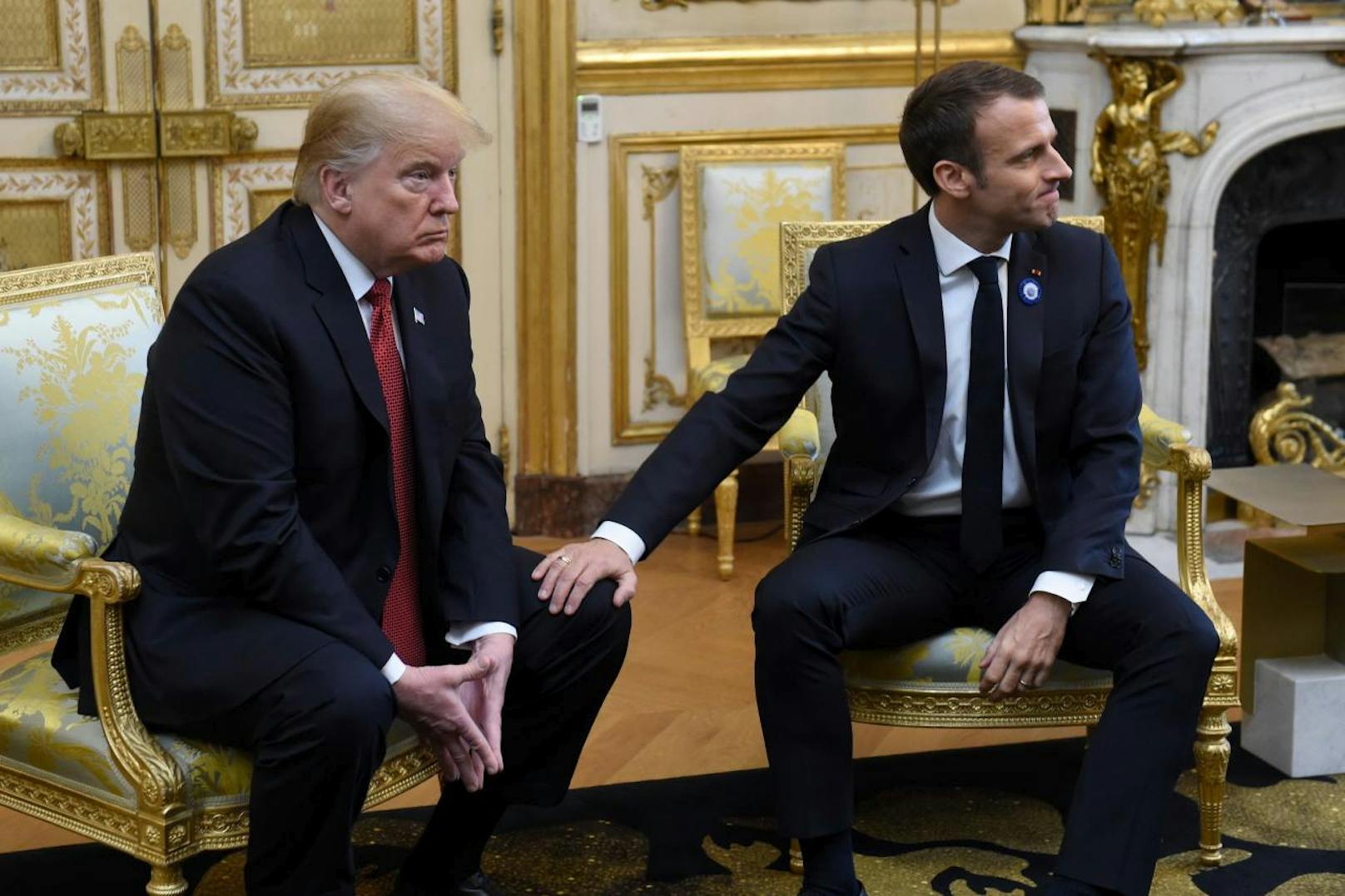 Seinen "Sieg" zeigte Macron mit einer weiteren Dominanzgeste: Er legte seine Hand auf Trumps Knie, so als woltle er sagen: "Er gehört jetzt mir." Trump wird geschlagen.
