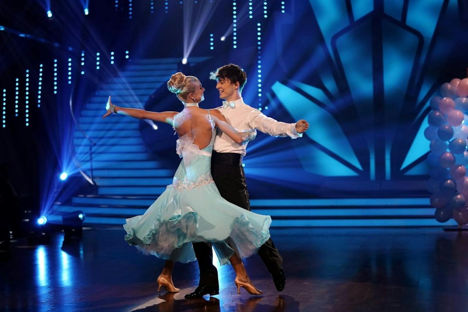 Roman Lochmann und Katja Kalugina tanzen Slowfox.

