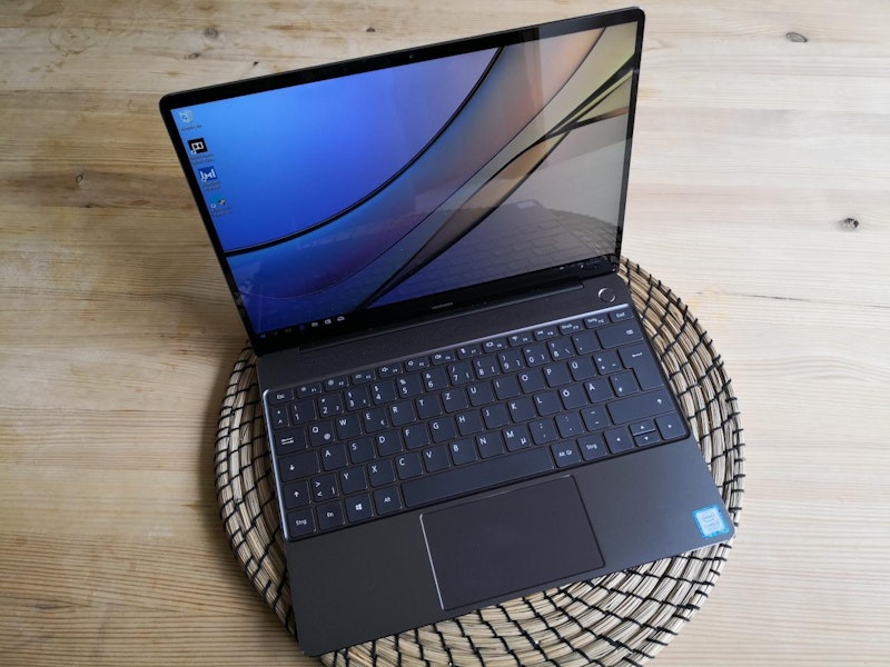 Rein äußerlich ist das MateBook X ein Schmuckstück und lässt das ebenfalls beim Design hochgradig ansprechende MacBook sogar noch hinter sich.