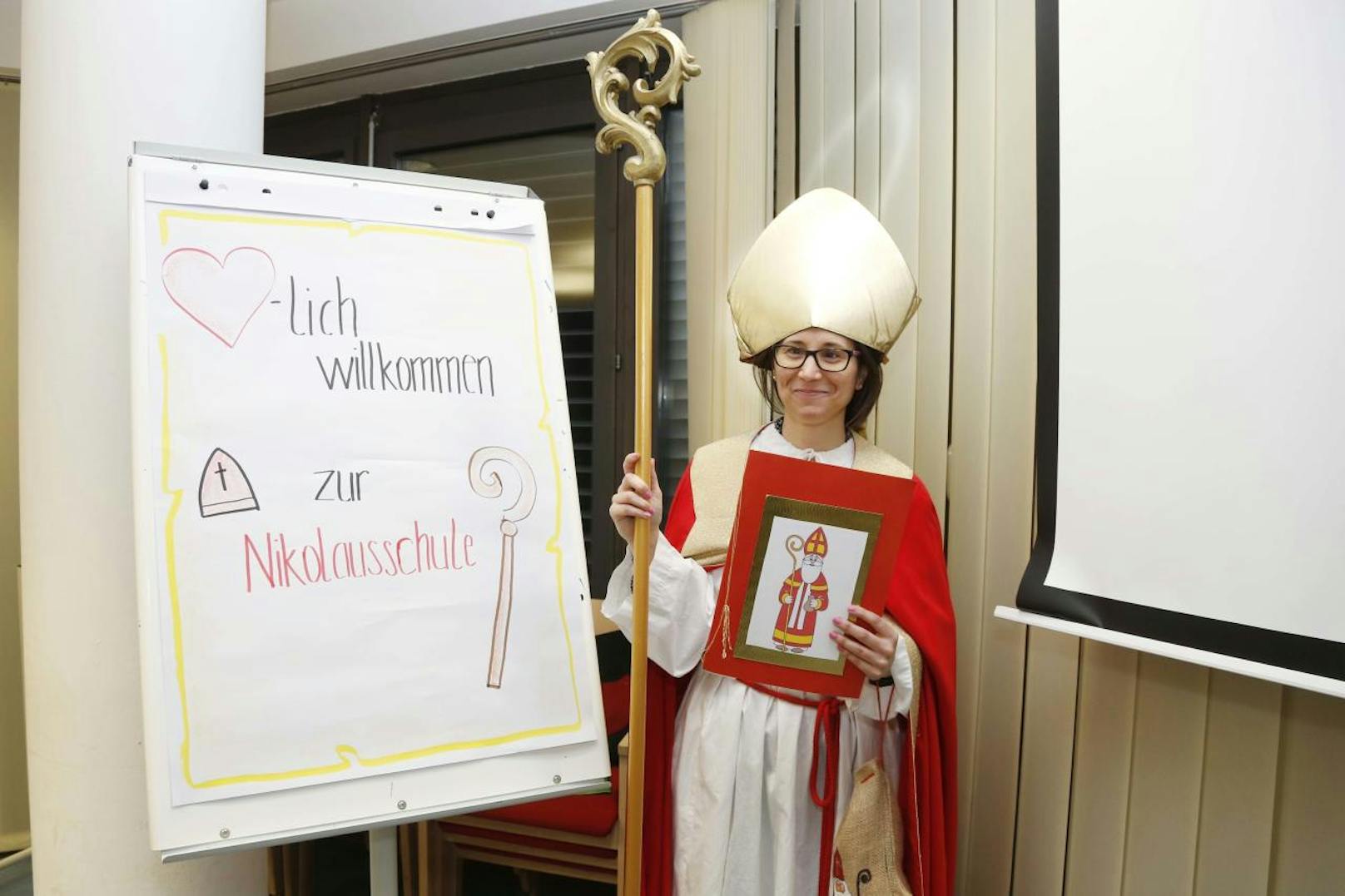 Einmal Nikolaus sein, dafür schlüpfte Reporterin Claudia Ruzmarinovic in das Bischofsgewand des heiligen NIkolaus.
