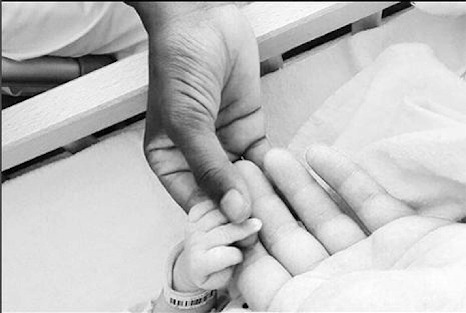 09.08.2018: "Sie schaut genau wie ihr Papa aus": Motsi Mabuse freut sich über ihre neugeborene Tochter und postete das erste Foto