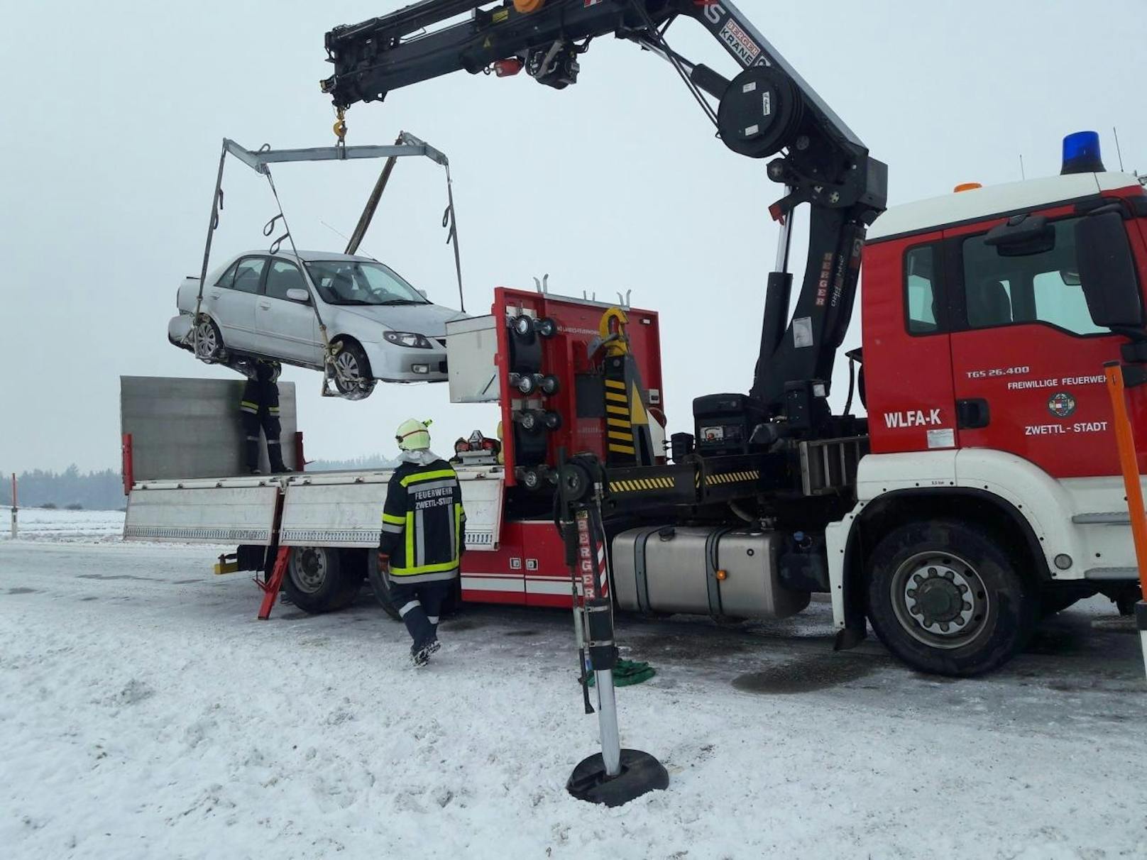 Die Feuerwehren Zwettl-Stadt und Gradnitz transportieren die schwer beschädigten Fahrzeuge ab.