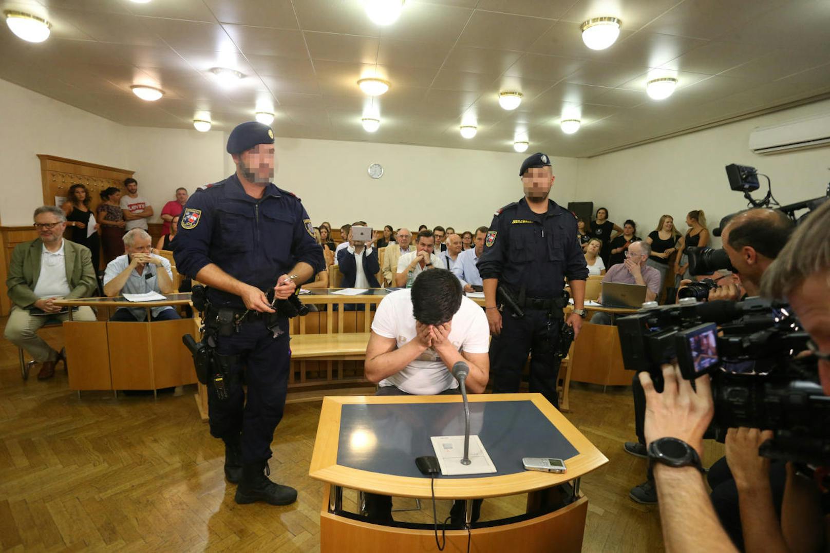 Hikmatullah S. beim Mordprozess am 22. August in Wien. Der Afghane hatte seine 14-jährige Schwester erstochen. 