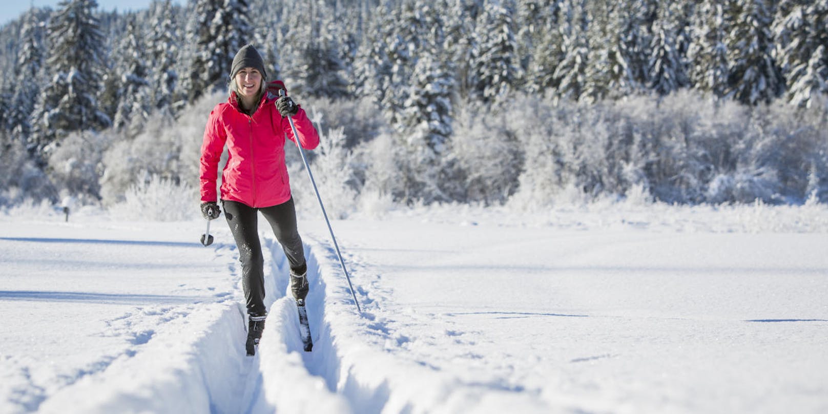 Beim Langlaufen werden etwa 90 bis 95 Prozent der Muskeln aktiviert. Das optimale Wintertraining für Läufer und andere Ausdauersportler - und auch für eine gute Figur. Fürs Langlaufen braucht es viel Power im Rumpf und circa 500 bis 600 Kilokalorien pro Stunde werden verbrannt.