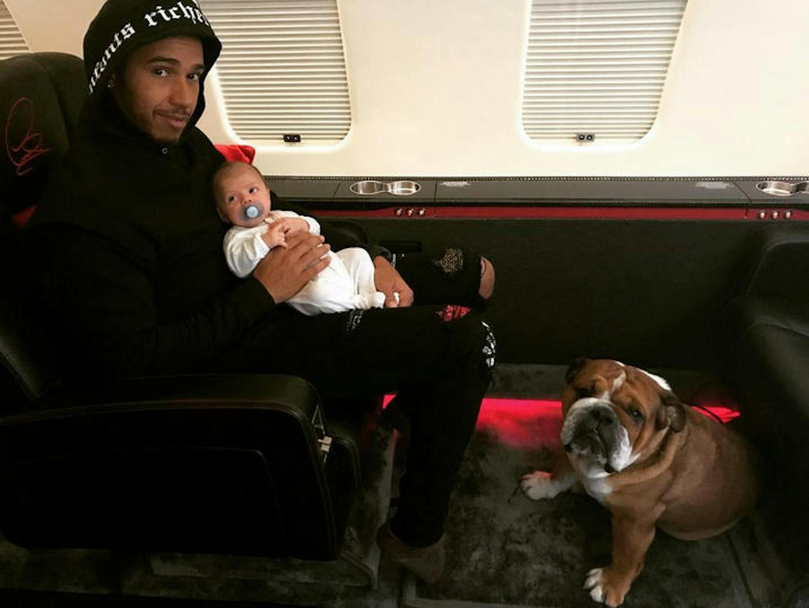Lewis Hamilton mit Baby und Hund