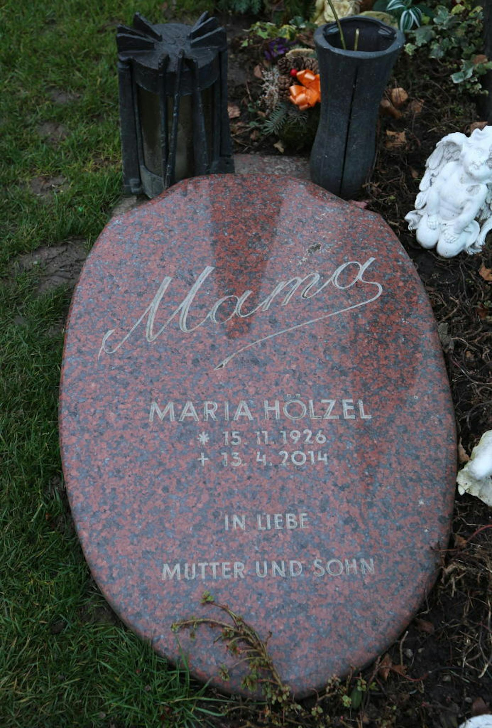 Als Maria Hölzel 2014 starb, wurde sie zu Hansi ins Ehrengrab am Zentralfriedhof gelegt Fotocredit: Conny de Beauclair