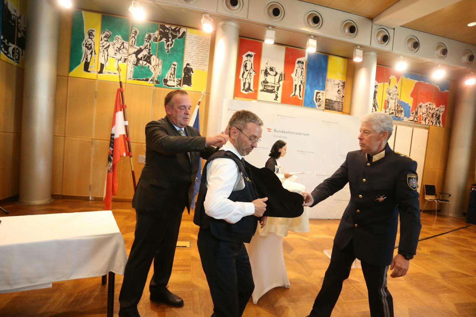 v.l.n.r. im Bild: Deutschland-CEO der Herstellerfirma Sioen Ballistics, Jörg Vois, Innenminister Herbert Kickl (FPÖ) und Landespolizeivizepräsident Michael Lepuschitz.