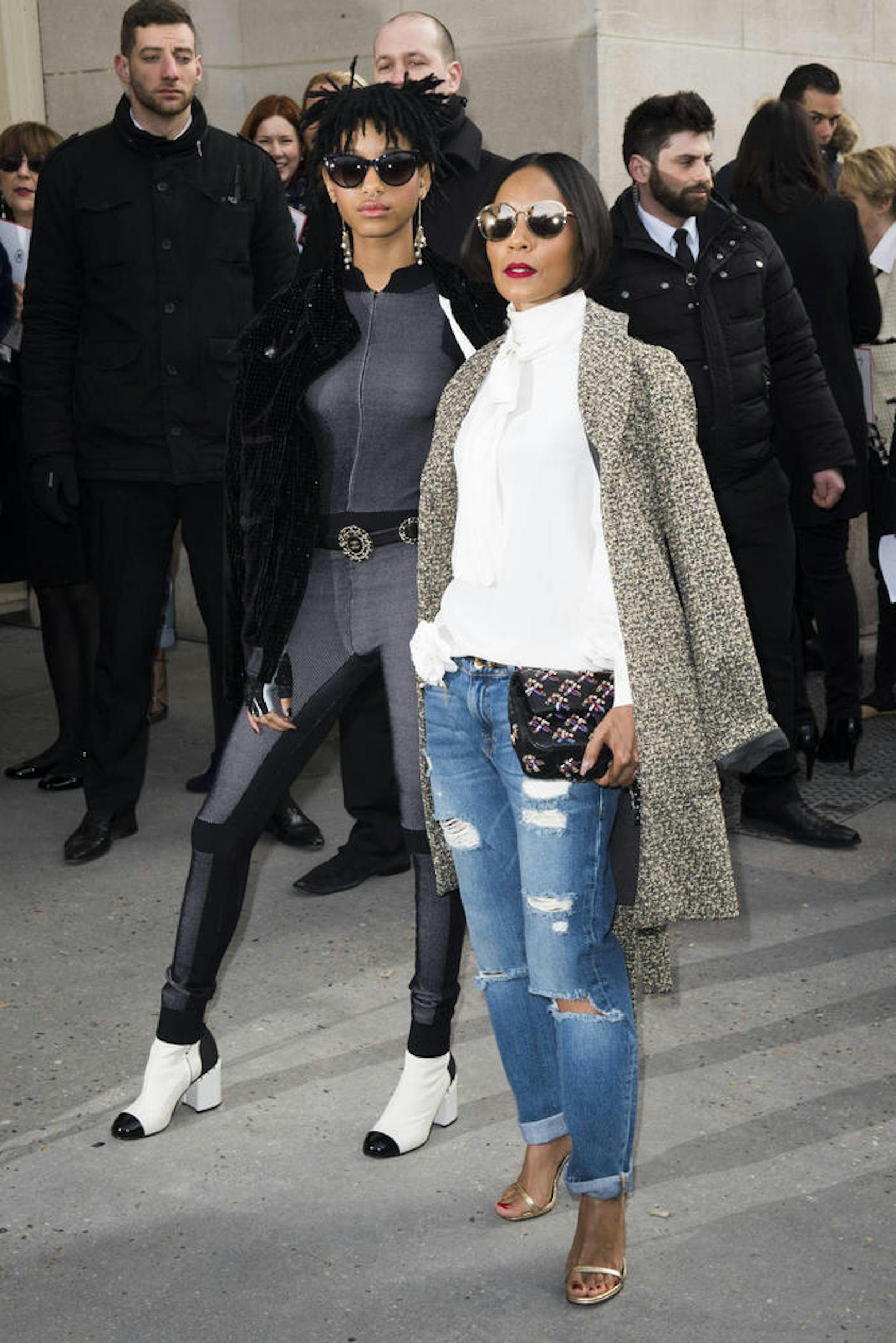 Willow Smith und ihre Mutter Jada Pinkett Smith bei der Chanel Modenschau in Paris, 8. März 2016.