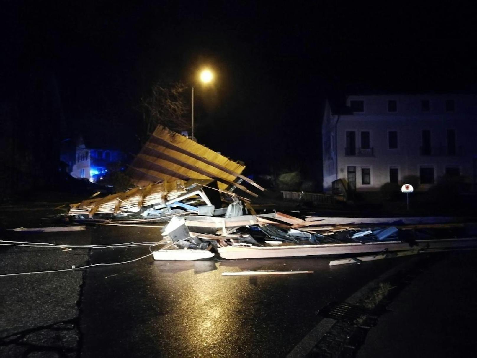 In Ferlach haben orkanartige Sturmböen zudem dafür gesorgt, dass zahlreiche Häuser abgedeckt und Bäume umgerissen wurden. 