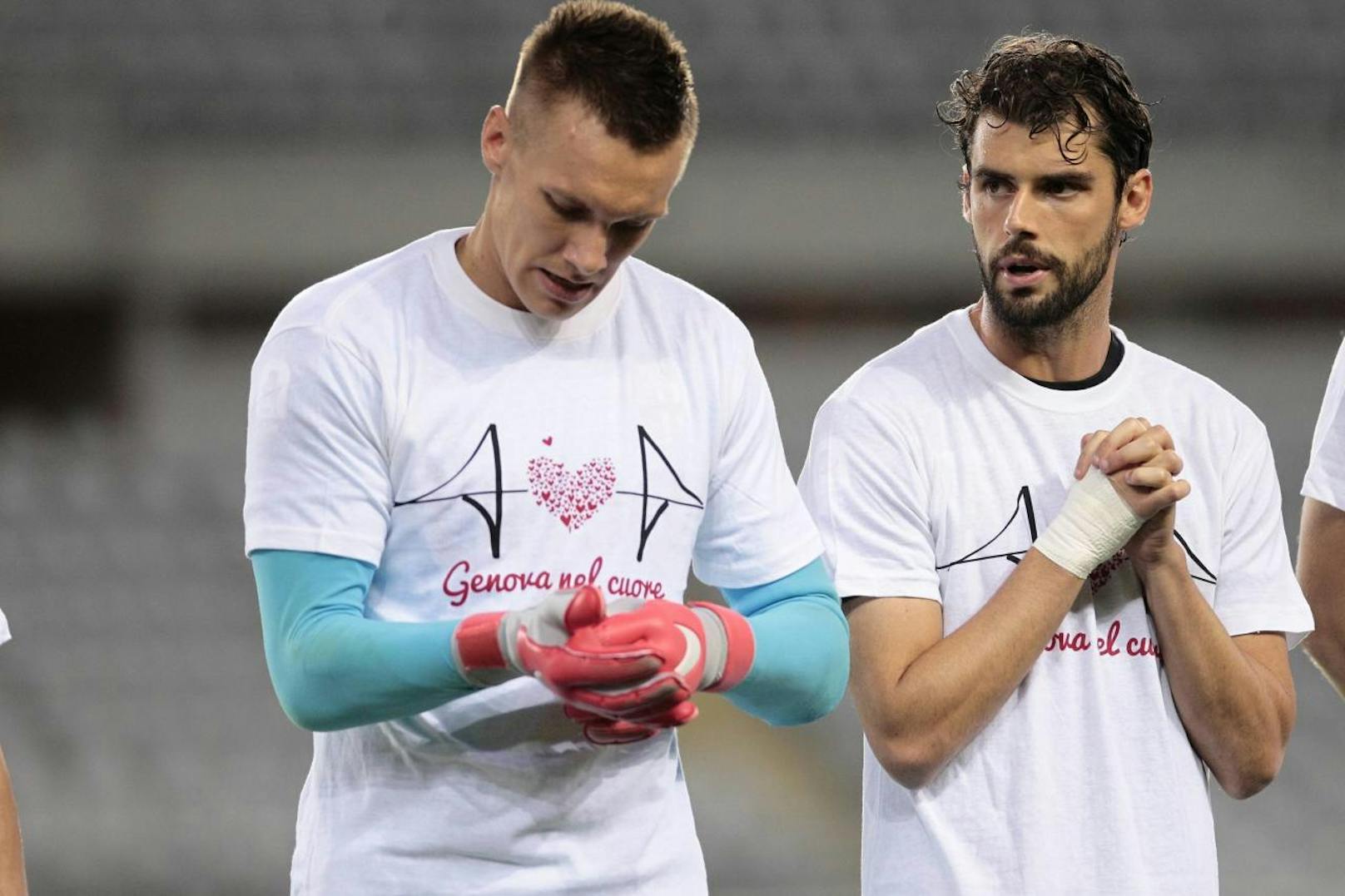Die Spieler tragen T-Shirts mit der Aufschrift "Genua im Herzen".