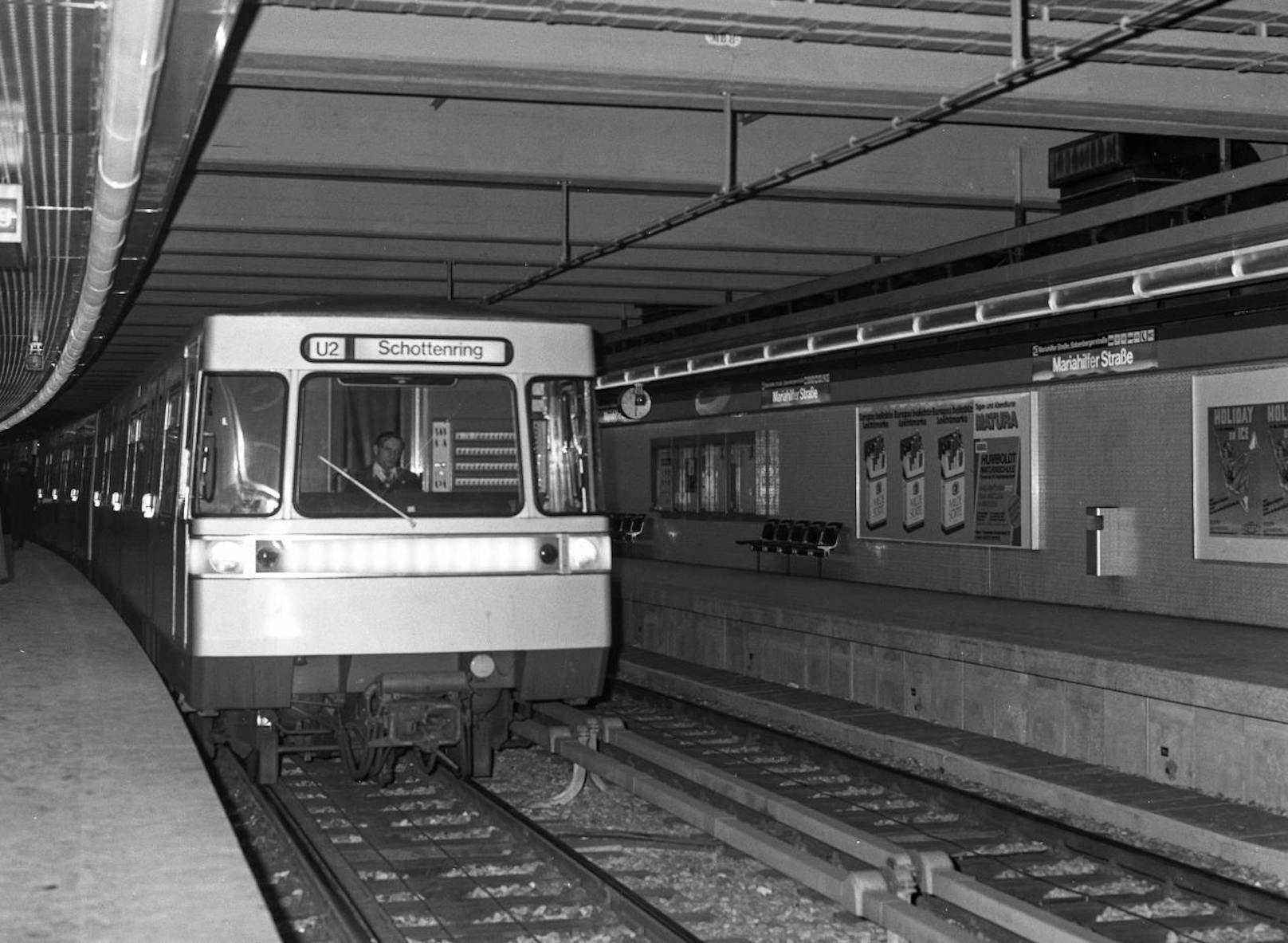 Die Linie U2 vom Karlsplatz bis Schottenring im ersten Betriebsjahr, Station Mariahilferstraße, Dezember 1980.