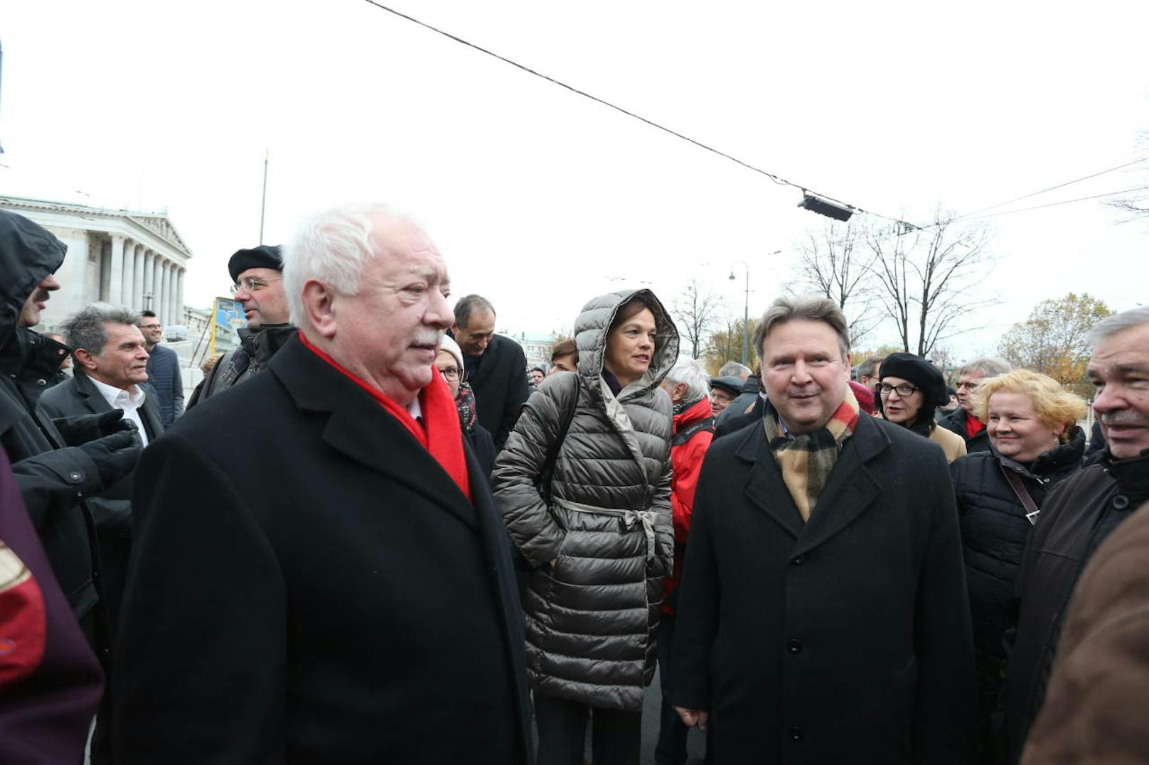 Trotzen der Kälte: Bürgermeister Michael Häupl, Bildungsministerin Sonja Hammerschmid und Wohnbaustadtrat Michael Ludwig.