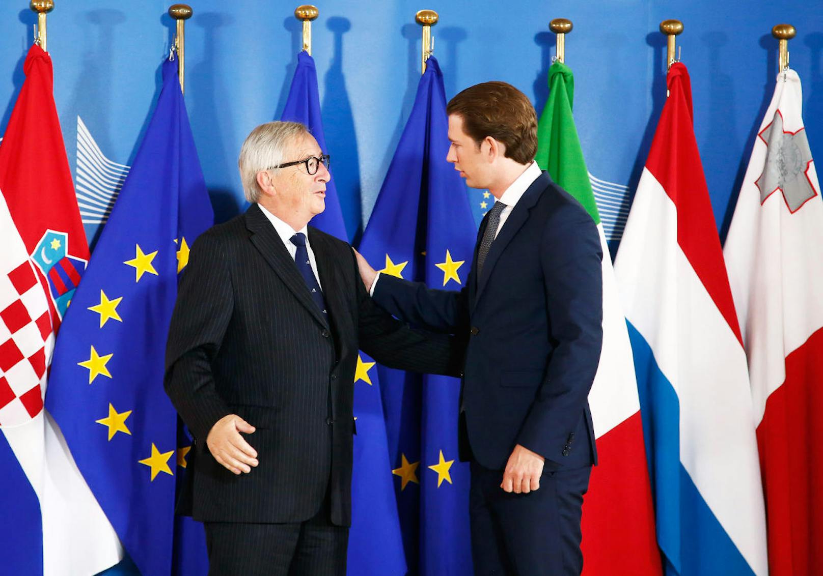 EU-Kommissionspräsident <b>Jean-Claude Juncker</b> begrüßt Bundeskanzler <b>Sebastian Kurz</b>.