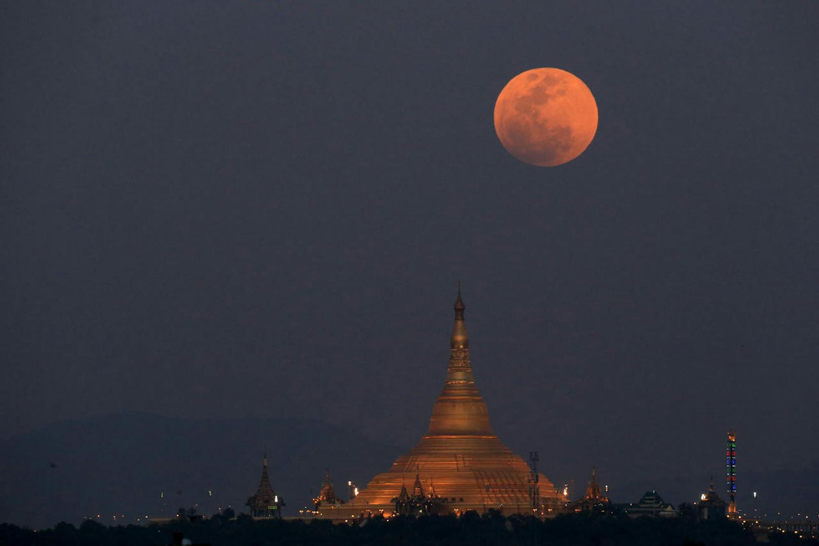 In Naypyitaw, Myanmar ist dieses Bild entstanden: Der Fotograf war zur richtigen Zeit am richtigen Ort.