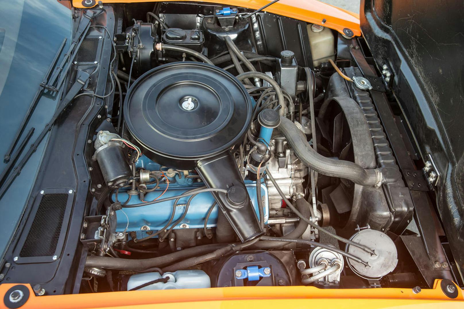 Im Bug tut ein großvolumiger amerikanischer V8 seinen Dienst - Drehmoment vor Leistung ist hier angesagt.