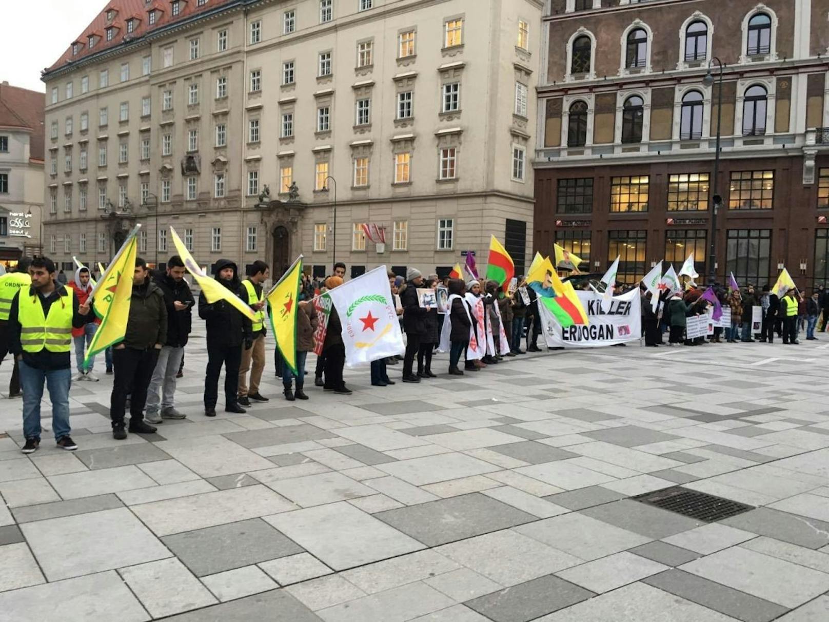 Dutzende Kurden demonstrierten am Freitag (2. Februar) vor dem Wiener Stephansdom gegen den türkischen Präsidenten Recep Tayyip Erdogan.