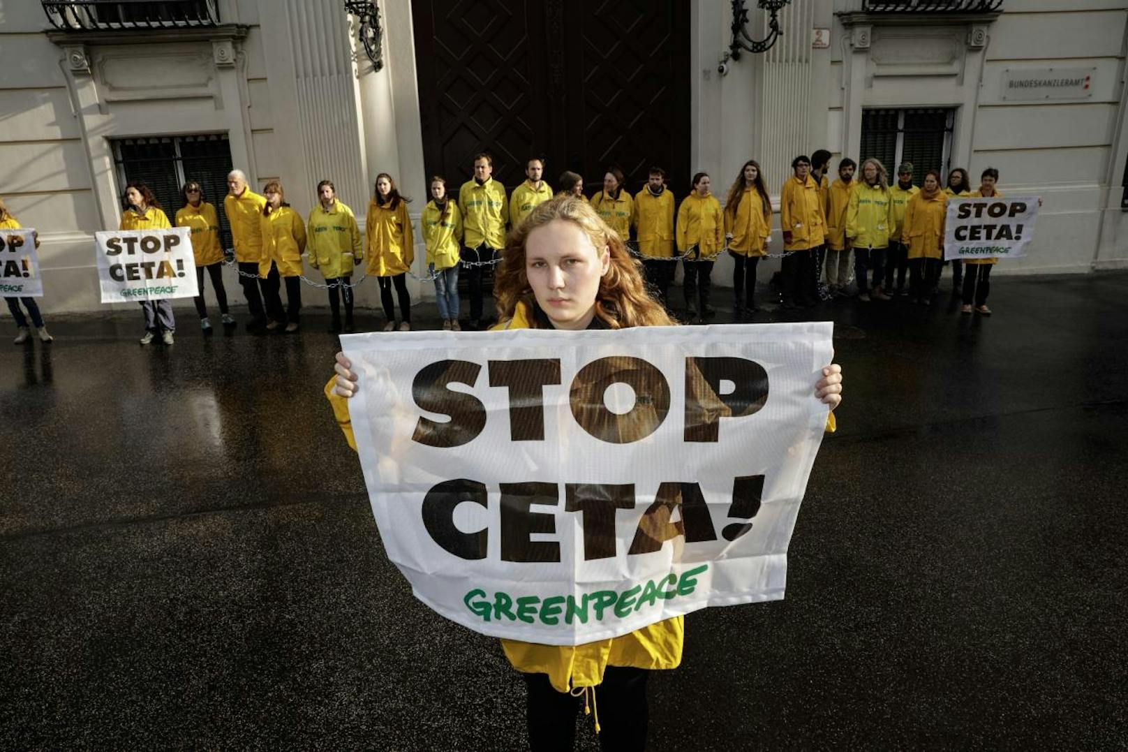 Sie haben sich an den Haupteingang des Gebäudes gekettet und demonstrieren mit ihrer friedlichen Sitz-Blockade dafür, CETA zu stoppen.