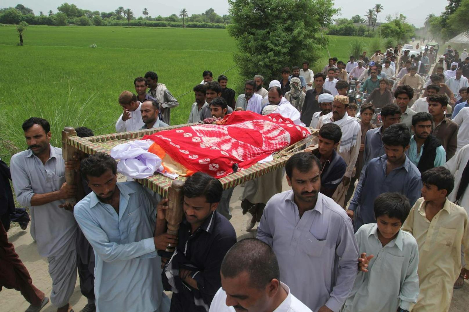 Populär auch nach dem Tod: Trauernde tragen die Leiche von Qandeel Baloch bei ihrem Begräbnis am 17. Juli 2016.