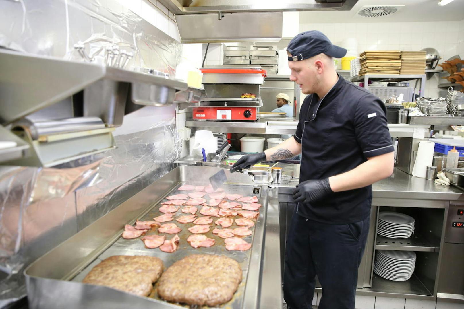 Drei Kilo Fleisch kommen in den speck-takulären Burger in der Leopoldauer Alm.