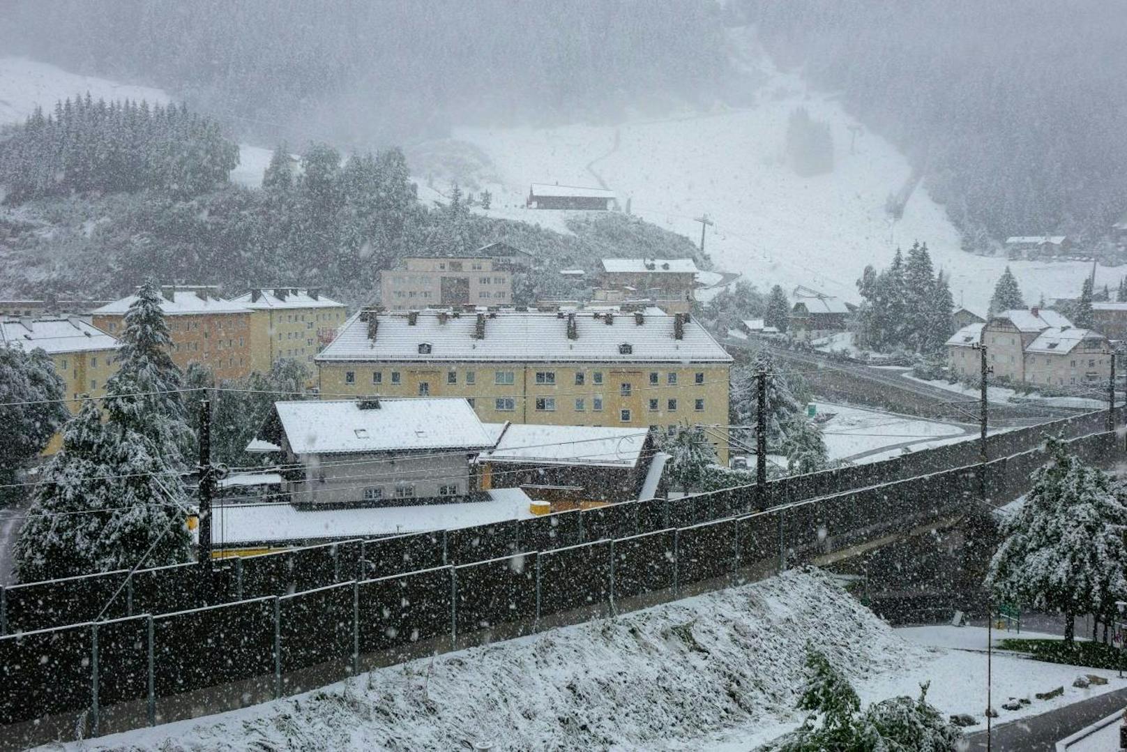 Der Wettersturz hat in der Nacht auf Sonntag, 26. August 2018, im Gebirge für ergiebige Niederschläge und teils kräftige Schneefälle gesorgt. Im Bild: Schneefall in Bad Gastein.