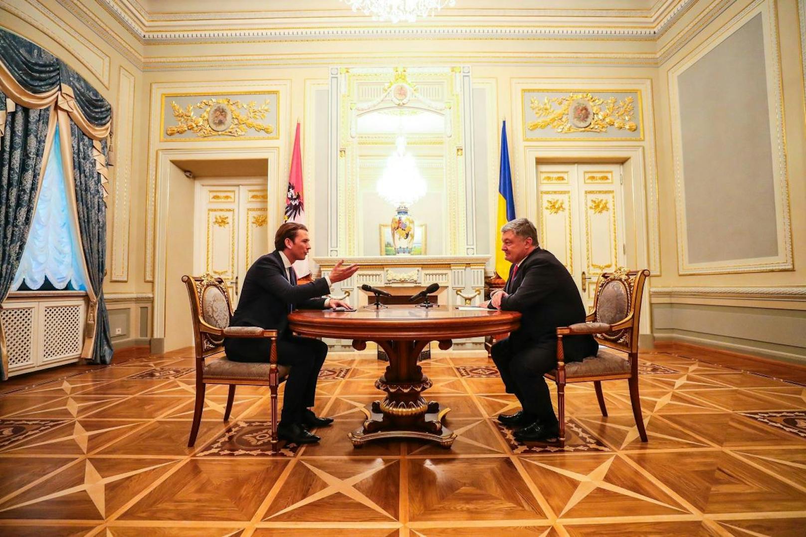 Bundeskanzler Sebastian Kurz (li.) im Gespräch mit dem Präsidenten der Ukraine, Petro Poroschenko (re.).