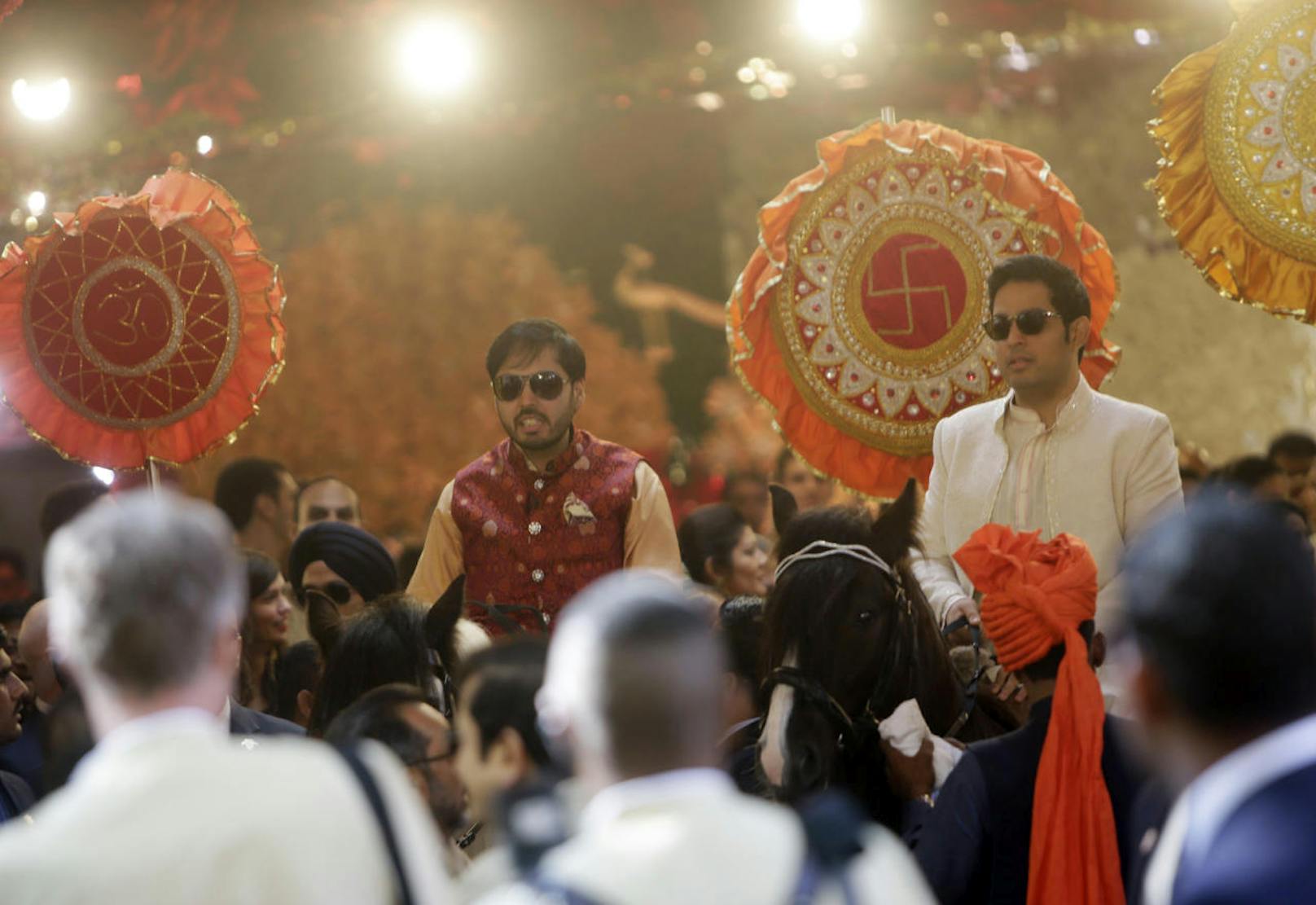 Hochzeitszug: Die Brüder der Braut Anant (links) und Aakash hoch zu Ross mit indischen Glückssymbolen