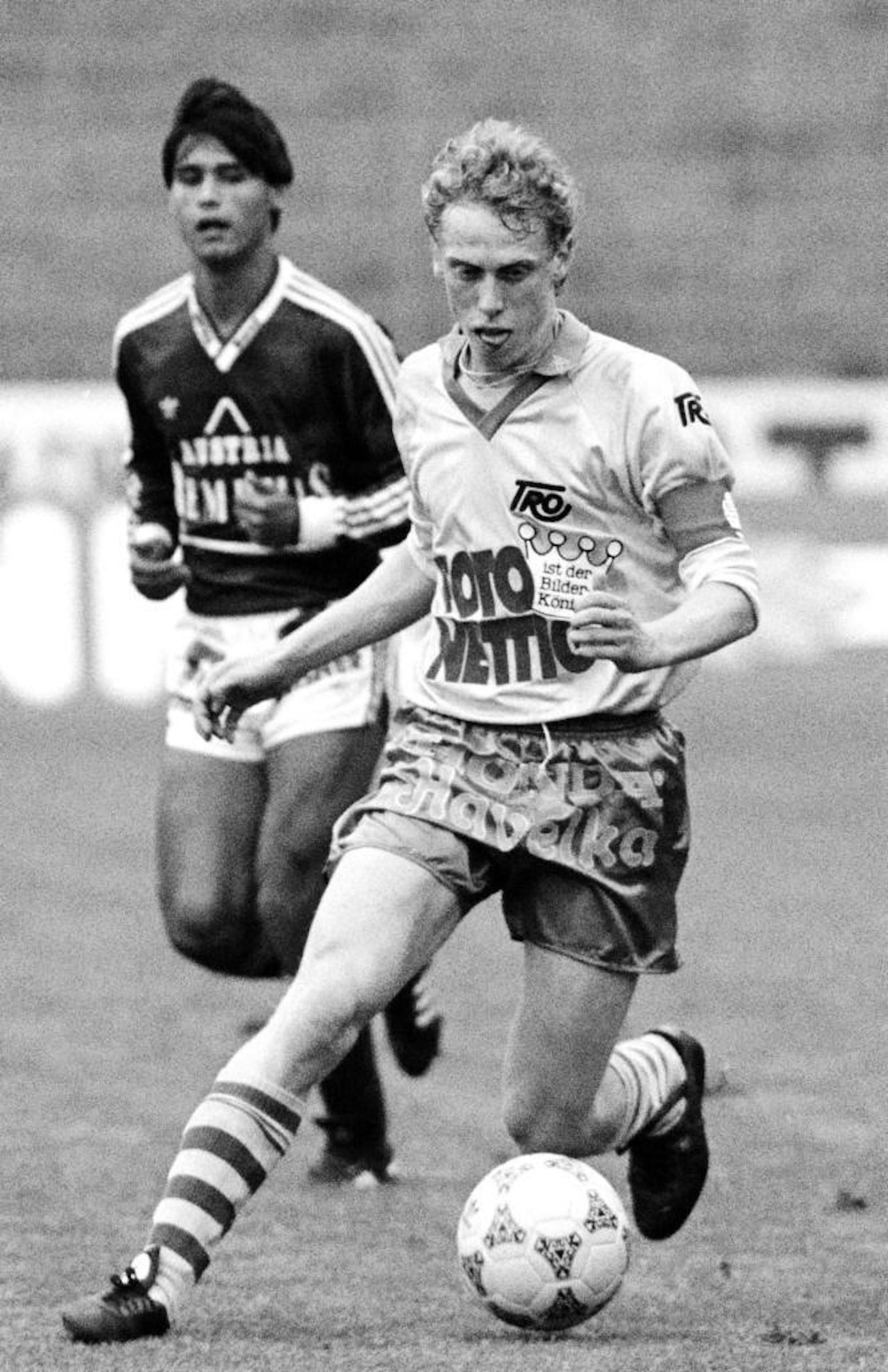 Peter Stöger startete seine Fußballer-Karriere beim Favoritner AC. Über Vorwärts Steyr kam der Wiener 1987 zur Vienna. Hier zog er unter Coach Ernst Dokupil gemeinsam mit Rapid-Leihgabe Andreas Herzog die Fäden im Mittelfeld. Und empfahl sich für höhere Aufgaben.