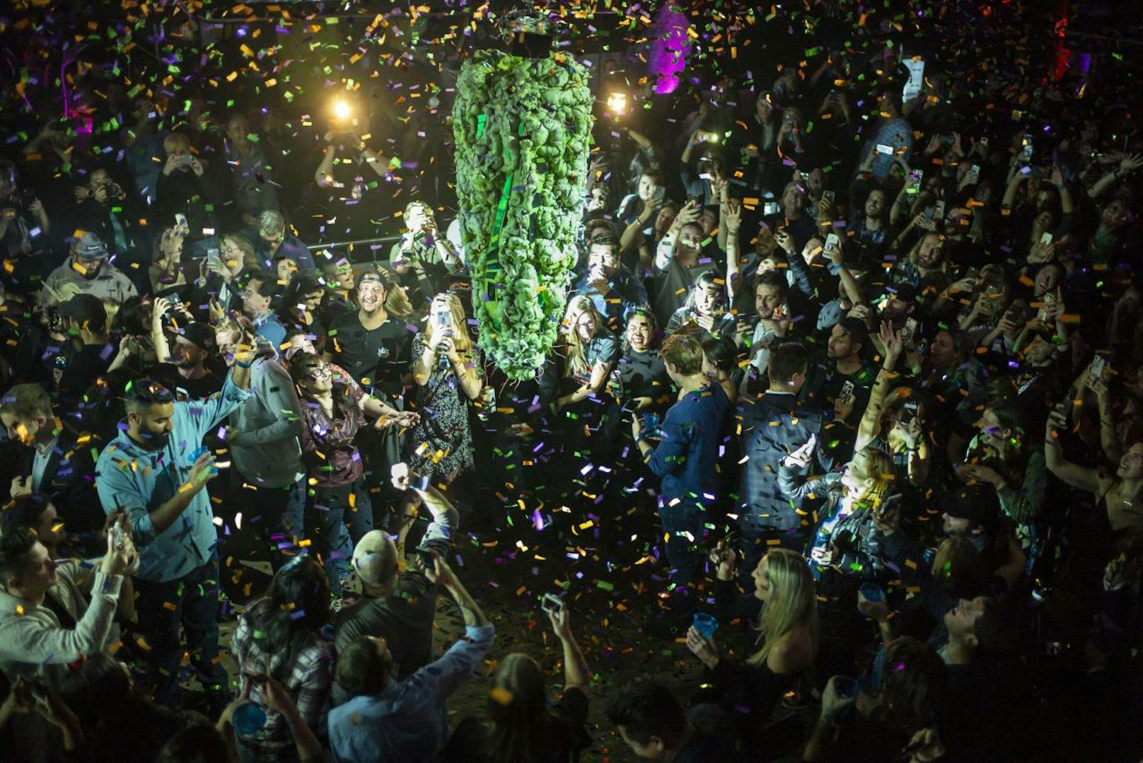 Um Punkt Mitternacht feierten in Toronto Hunderte die Legalisierung von Cananbis.