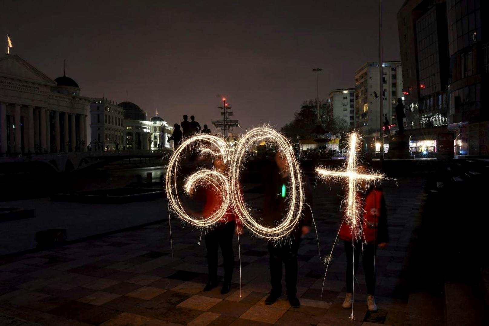 Tausende Menschen formten weltweit mit Kerzen die Inschrift "60+" um an die Gefahren des Klimawandels zu erinnern