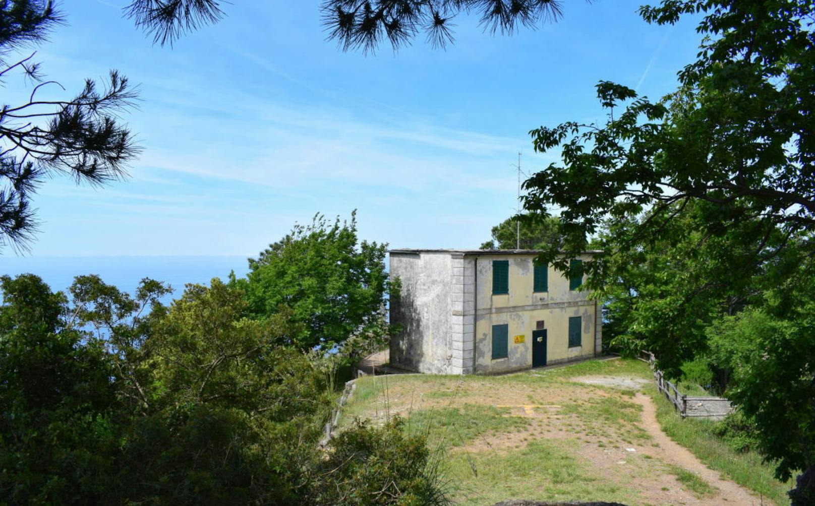 <b>Il Faro Semaforo Nuovo</b>
Im Portofino-Naturpark in Camogli, nahe Genua, steht dieses Haus mit Blick aufs Meer. Das Grundstück ist sehr gross: 6014 Quadratmeter. Auch dieses Haus darf für die Tourismusförderung genutzt werden ? für bis zu 50 Jahre.