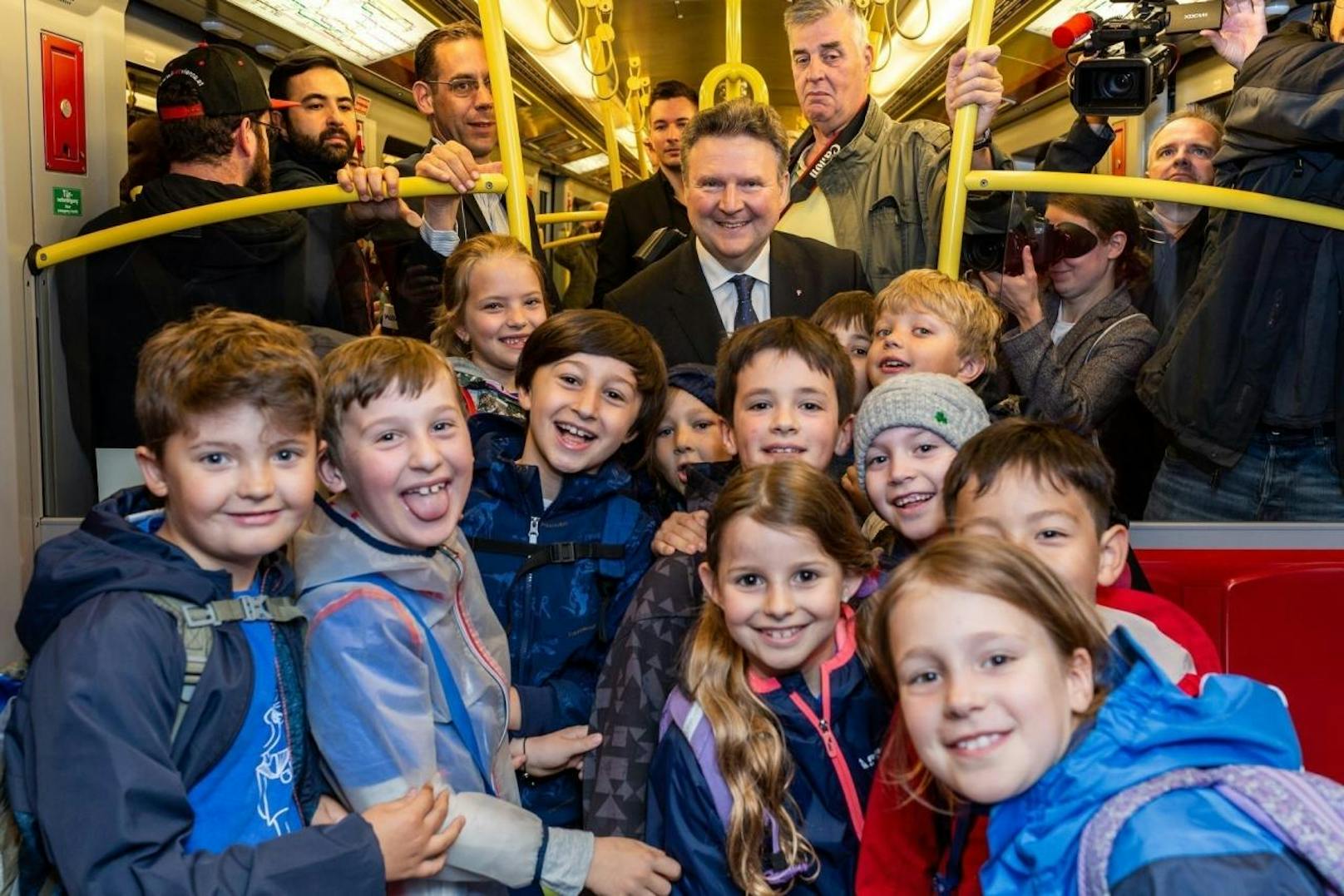 Eine Schülergruppe nutzte die U-Bahn-Fahrt Ludwigs für ein Foto mit dem neuen Bürgermeister.