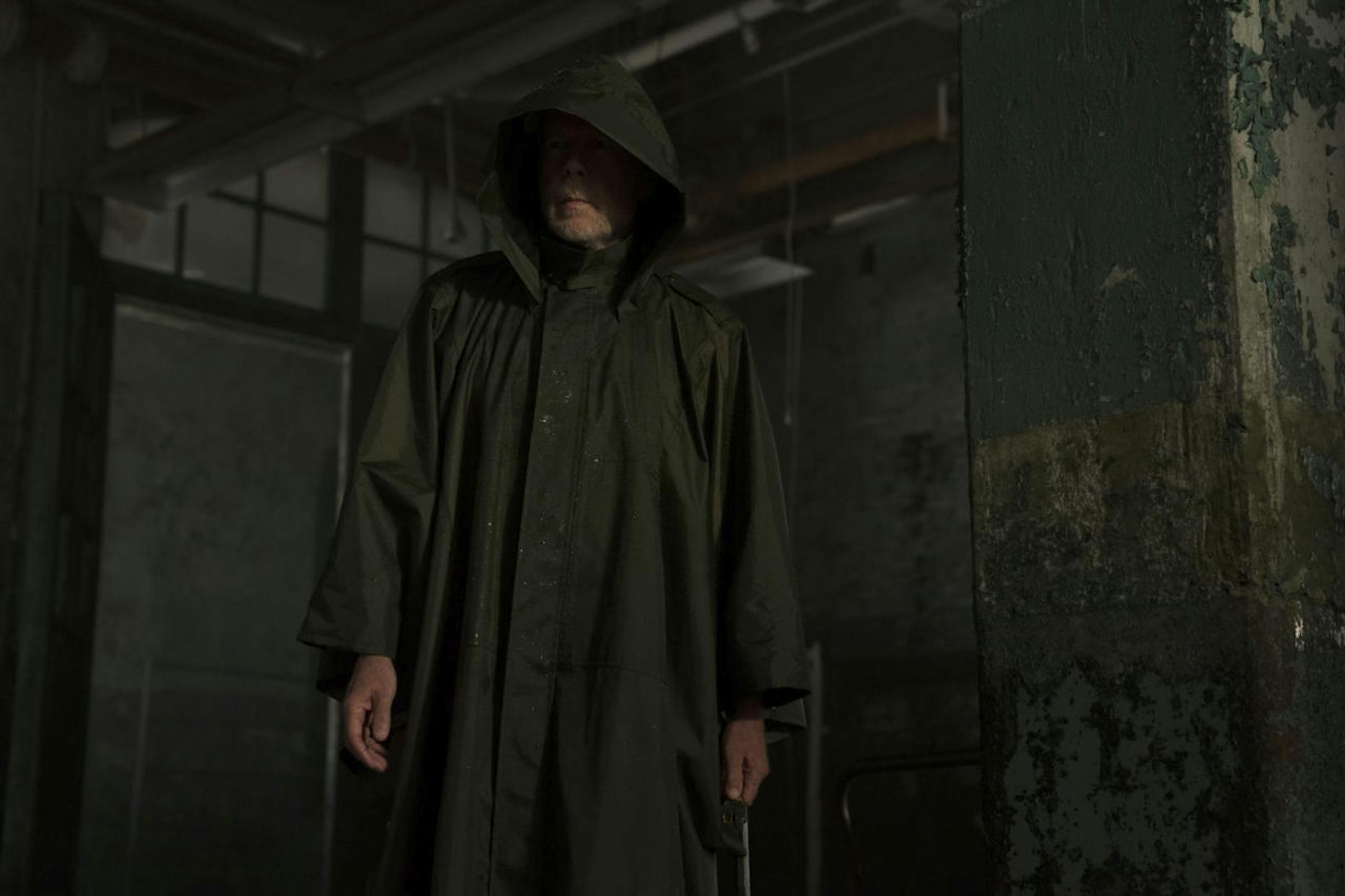 David Dunn (Bruce Willis) trägt Regenschutz statt Superhelden-Cape. 