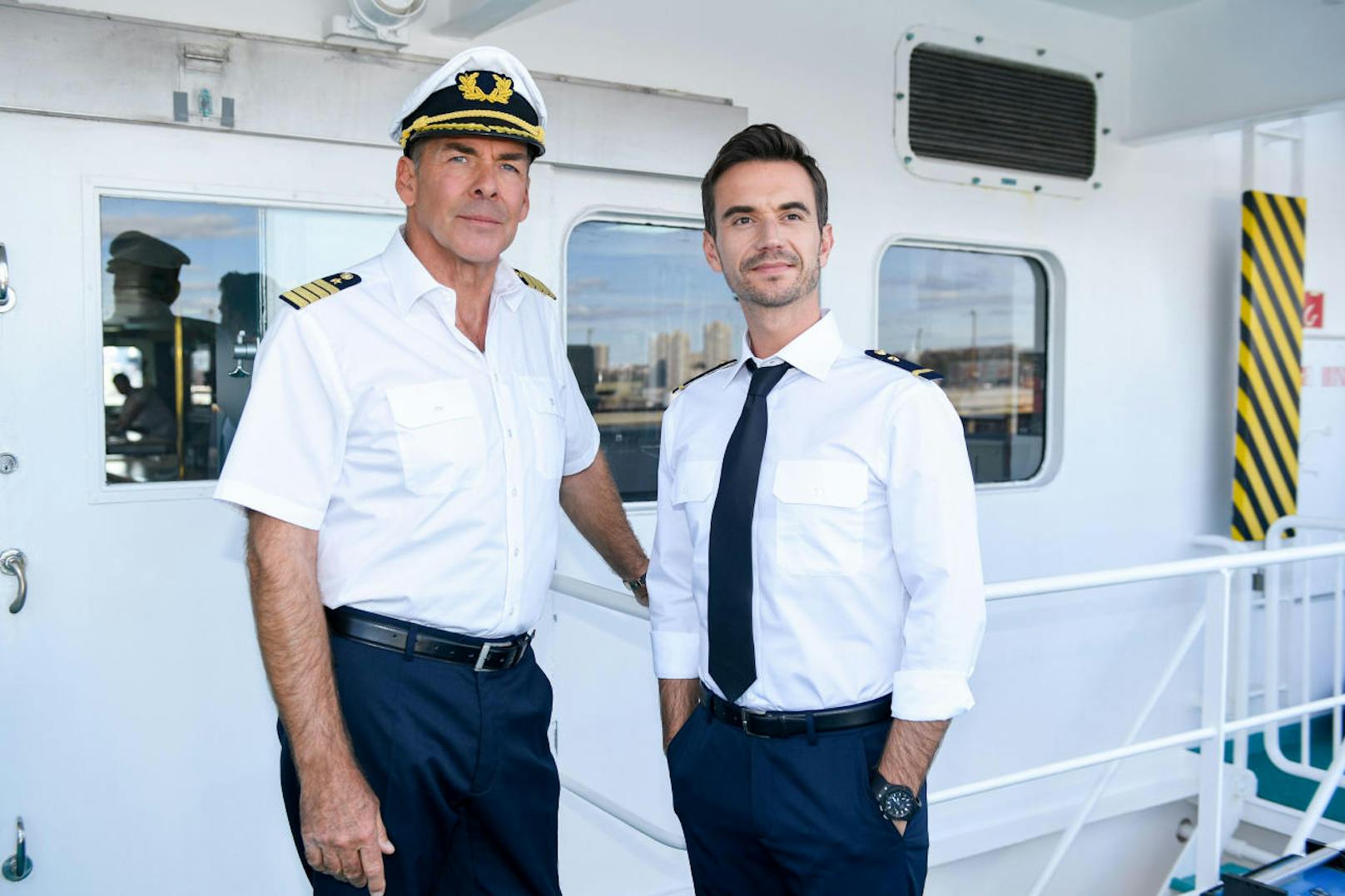 Seit 2019 ist Florian auch erfolgreich auf hoher See: Als Kapitän Max Parger (mit <strong>Sascha Hehn</strong>) erzielt er Traum-Einschaltquoten.
