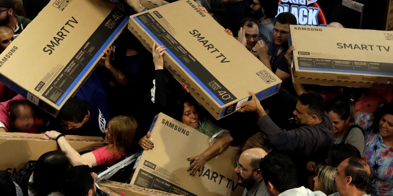 Ein Meer von Shoppern und Flachbildschirmen in einem Einkaufszentrum in Sao Paolo